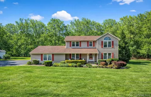 29 Deer Brook Dr, New Windsor, NY 12553
