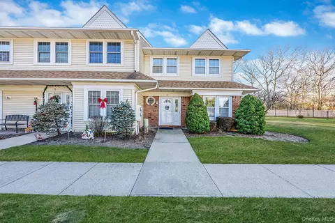 11 Gazebo Ln, Holtsville, NY 11742