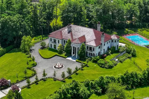 4 Valentines Farm Ct, Glen Head, NY 11545