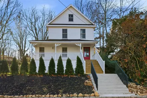 17 Tatterson St, North Hempstead, NY 11576