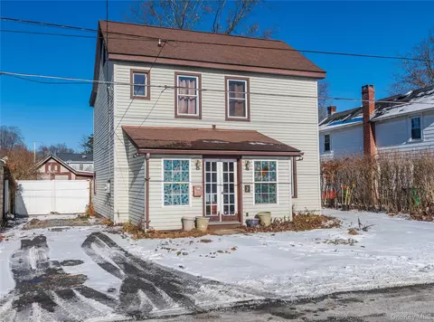 21 Harvey St, Hyde Park, NY 12538