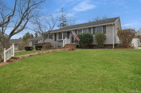 12 Gail Ct, Kings Park, NY 11754