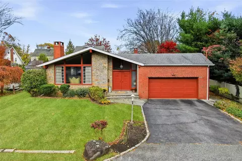 11 Washington Pl, North Hempstead, NY 11050