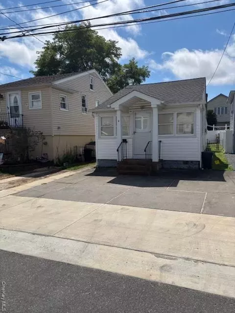 3 Hudson St W, Hempstead, NY 11518