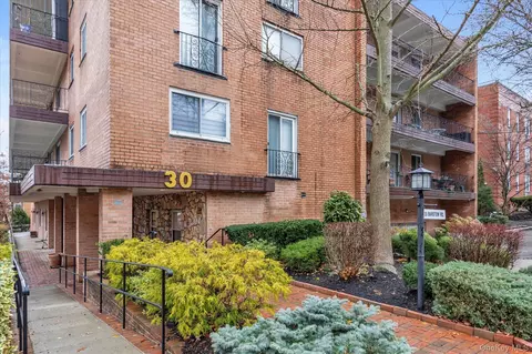 30 Barstow Rd #3A, North Hempstead, NY 11021