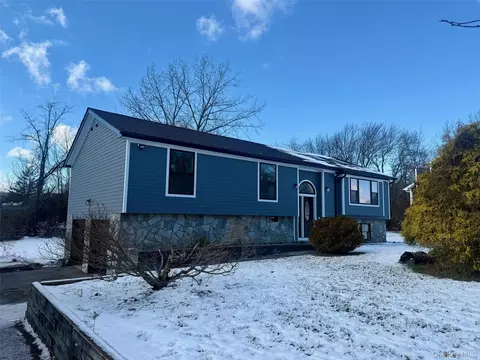38 Mayer Dr, Lloyd, NY 12528