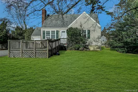 11 Doxsee Pl, Islip, NY 11751
