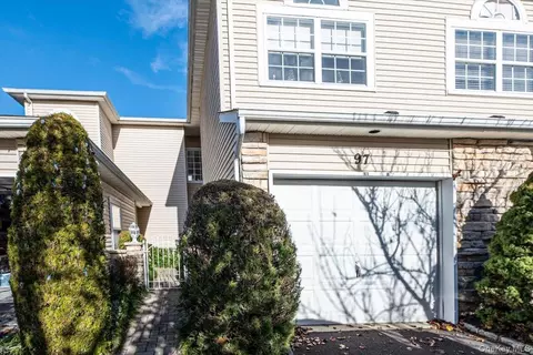 97 Windwatch Dr, Hauppauge, NY 11788