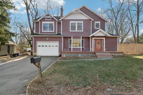 10 W Sanders St, Greenlawn, NY 11740