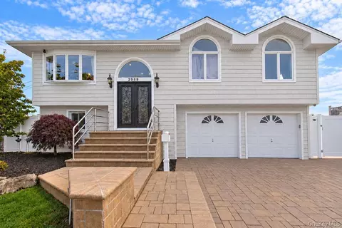 2989 Charlotte Dr, Merrick, NY 11566