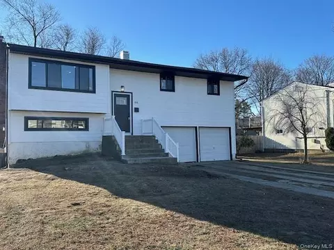 104 Harrisburg St, Bay Shore, NY 11706
