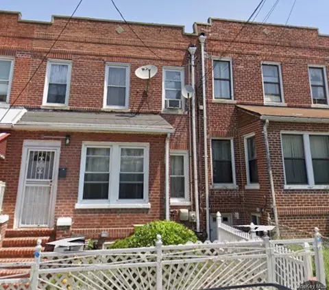 933 E 221st St, New York, NY 10469