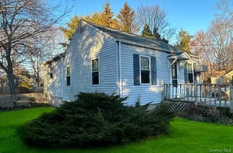 220 Larch Ln, Smithtown, NY 11787