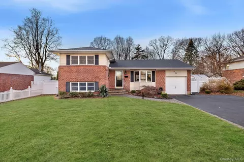 22 Niagara Ln, Commack, NY 11725