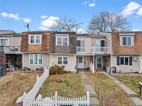 110 Chrystal Dr, Maybrook, NY 12543