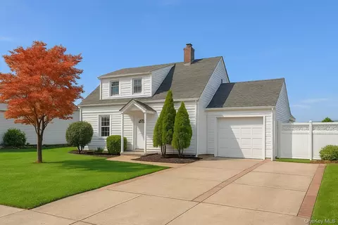 664 Bryant St, North Hempstead, NY 11590
