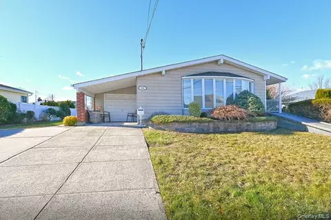 122 Miller Rd, Hicksville, NY 11801