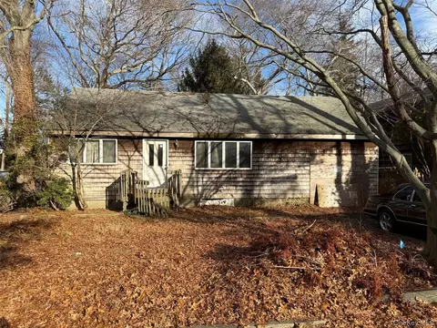 33 Roxbury St, Huntington Station, NY 11746