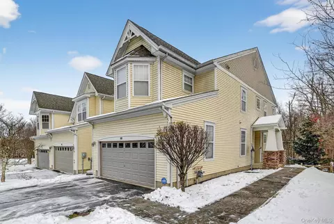 40 Cornwall Ln, Middletown, NY 10940