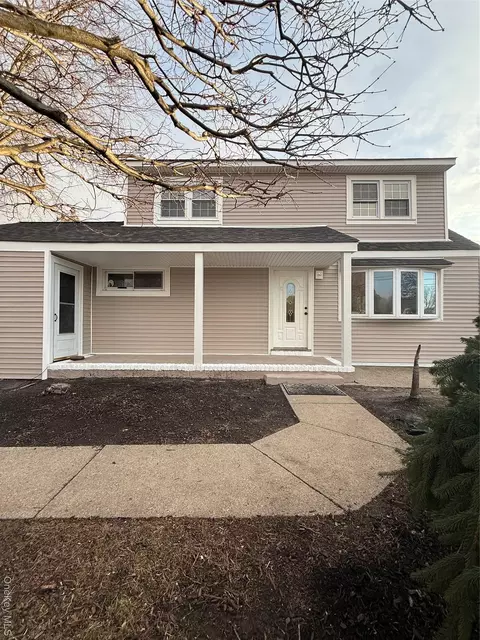 152 Gracie Dr, North Babylon, NY 11703