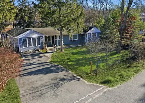 27 Forest Trl, Ridge, NY 11961