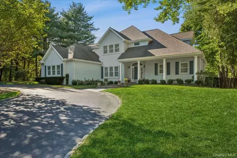 5 Morgan Ln, Locust Valley, NY 11560