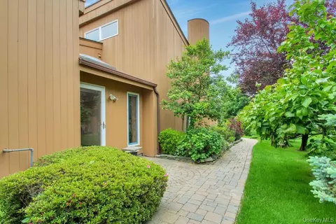84 Kristin Ln, Hauppauge, NY 11788