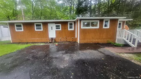6 Blue Jay Ln, Hyde Park, NY 12538