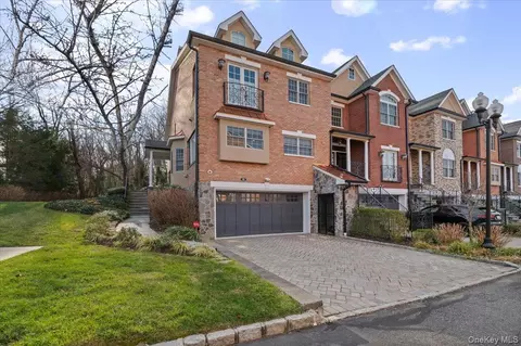 32 The Preserve #32, Woodbury, NY 11797