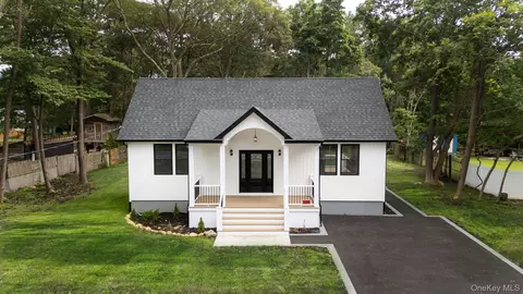 568 Granny Rd, Medford, NY 11763