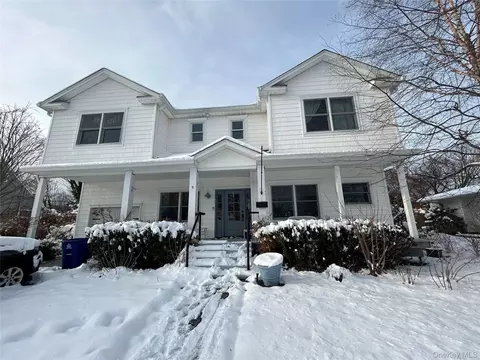 9 Floral Ln, Saint James, NY 11780