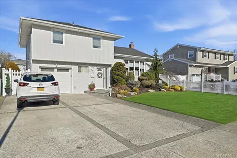 1356 Blue Spruce Ln, Wantagh, NY 11793