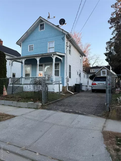 53 Valentine St, Glen Cove, NY 11542