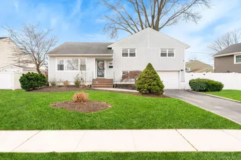 3738 Regent Ln, Wantagh, NY 11793