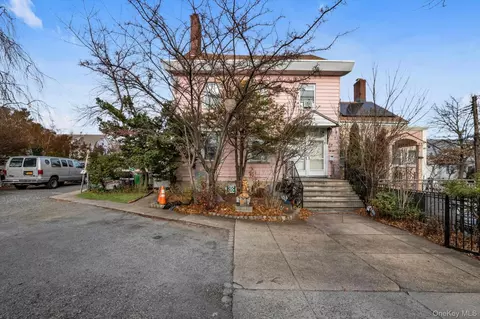 35-7882 161st St, Flushing, NY 11358