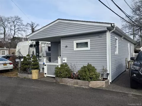19 Mobile, Bay Shore, NY 11706