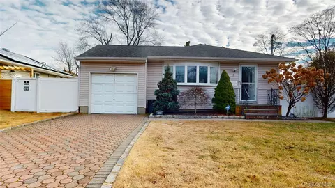8 Pleasant Ave, Farmingdale, NY 11735