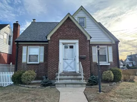 1041 Mosefan St, Franklin Square, NY 11010