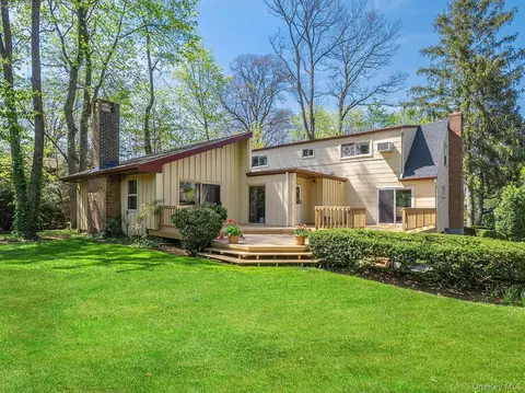 2 Stonytown Rd, North Hempstead, NY 11030
