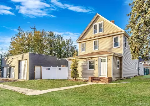 45 Redington St, Bay Shore, NY 11706