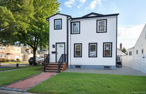24120 83rd Ave, New York, NY 11426