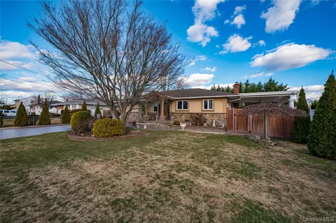 37 W 10th St, Deer Park, NY 11729
