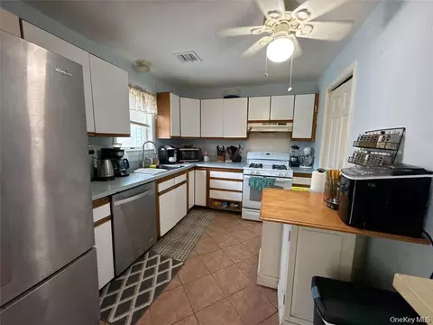 33 Muntz Ln, Haverstraw, NY 10923