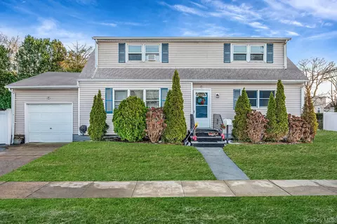 15 Macon St, Lindenhurst, NY 11757