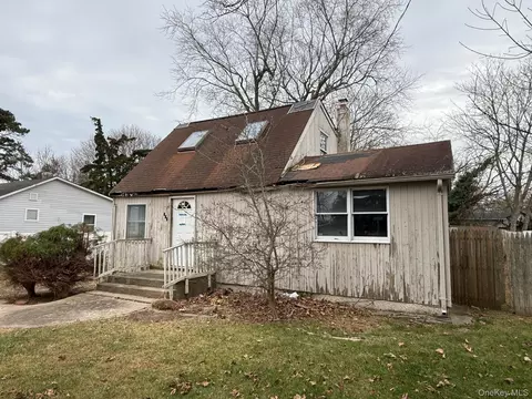 184 Bayview Dr, Mastic Beach, NY 11951
