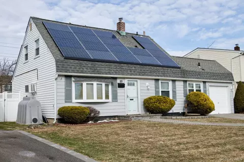 59 Corncrib Ln, Levittown, NY 11756