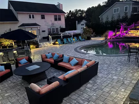 18 Coach House Ct, New Windsor, NY 12553