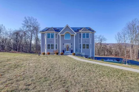 34 Meadow View Dr, Marlboro, NY 12542