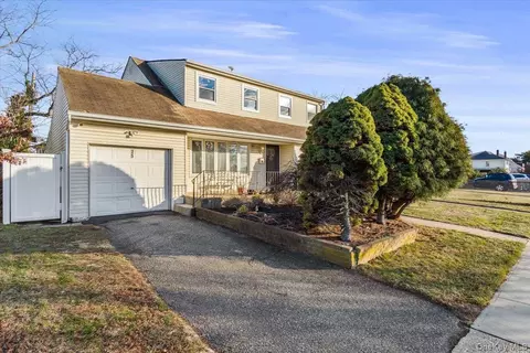 25 Ford Dr W, Massapequa, NY 11758