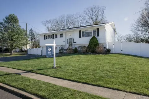 51 Lauren Ave, Dix Hills, NY 11746